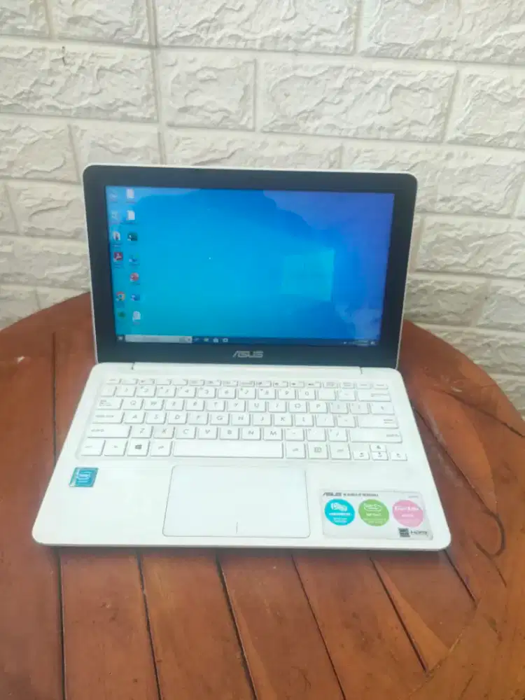 Netbook Asus putih layar 11.6 inci , cocok buat ketik2 dan laporan