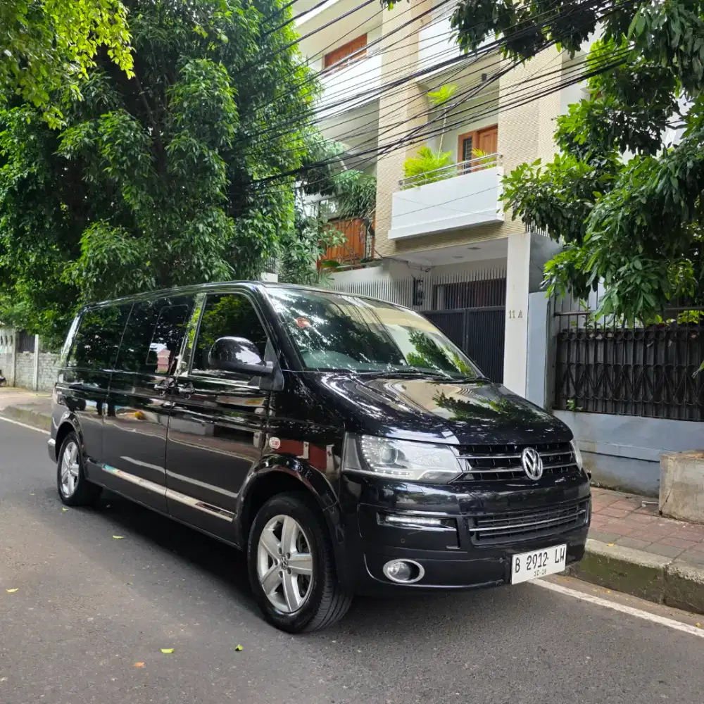 KM 74 RB Record. Bagus Sekali. VW Caravelle TDi DIESEL 2012 Hitam