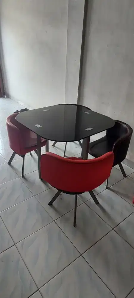 MEJA MAKAN KACA 1 M X 1 METER..LENGKAP KURSI 4...KONDISI 90% BARU