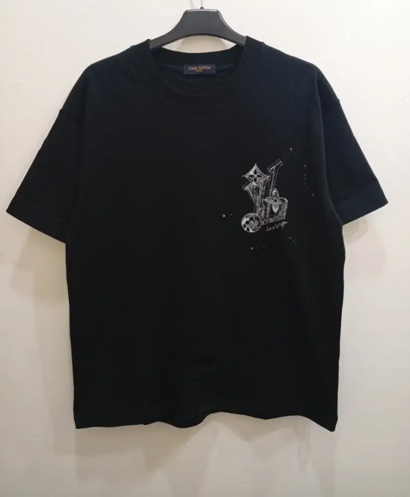 LOUIS VUITTON KAOS HITAM MOTIF LUKISAN