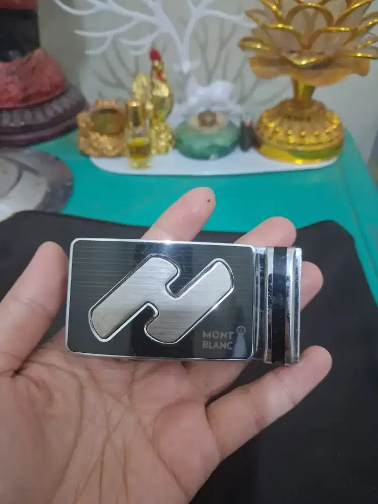 Gesper ikat pinggang
Montblanc bentuk huruh H
Limited edition
Barang t
