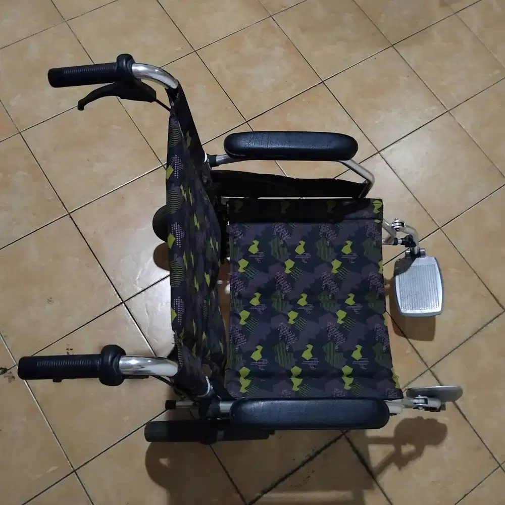 Kursi roda lipat warna hitam