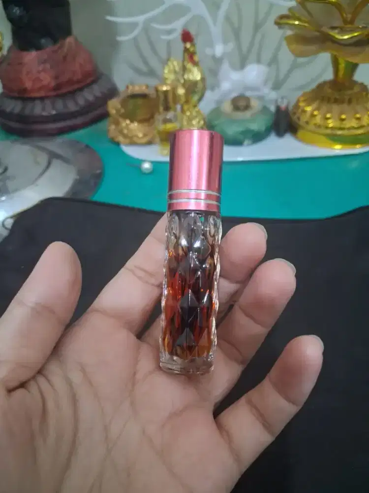 Parfum oud kiswa minyak 
Wangi selimut ka'bah 
Limited edition 
Barang