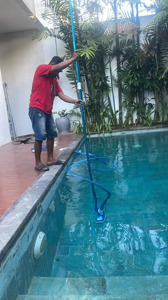 Staff Maintenance Kolam Renang
