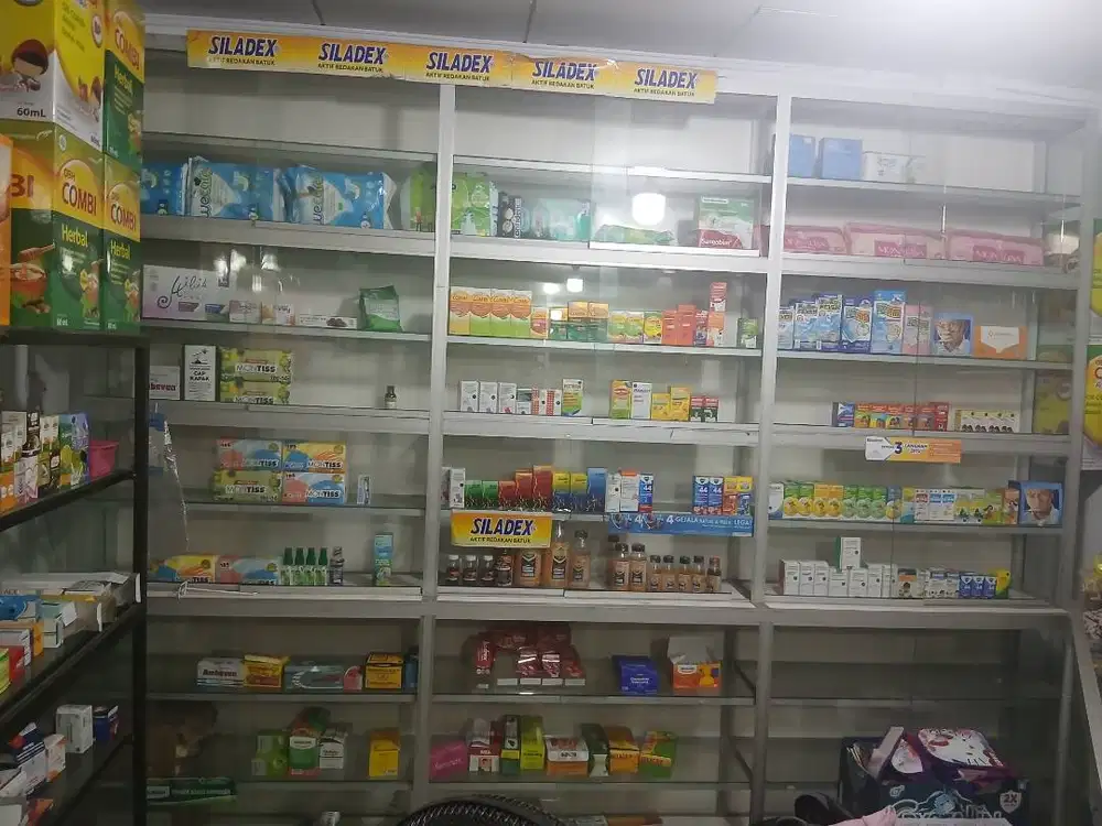 Etalase Bekas Apotek baru 1 tahun pakai