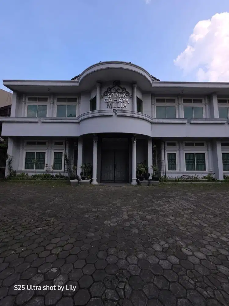 Gedung Komersial Strategis 1.000 m2, Pinggir Jalan Raya, Pasirkoja
