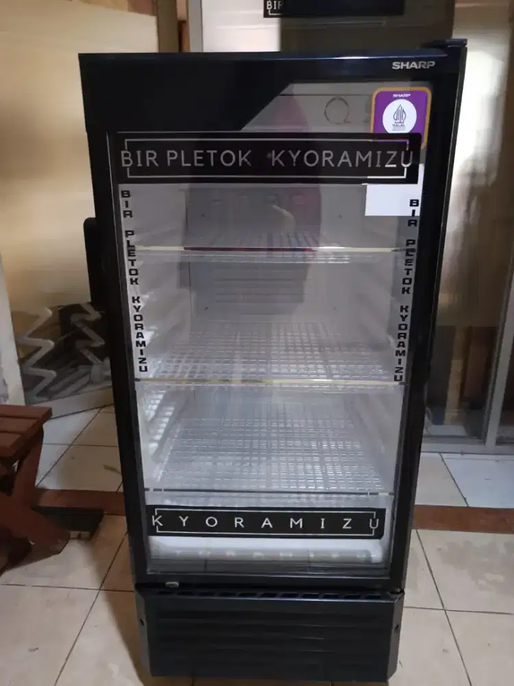 Dijual show case merk Sharp