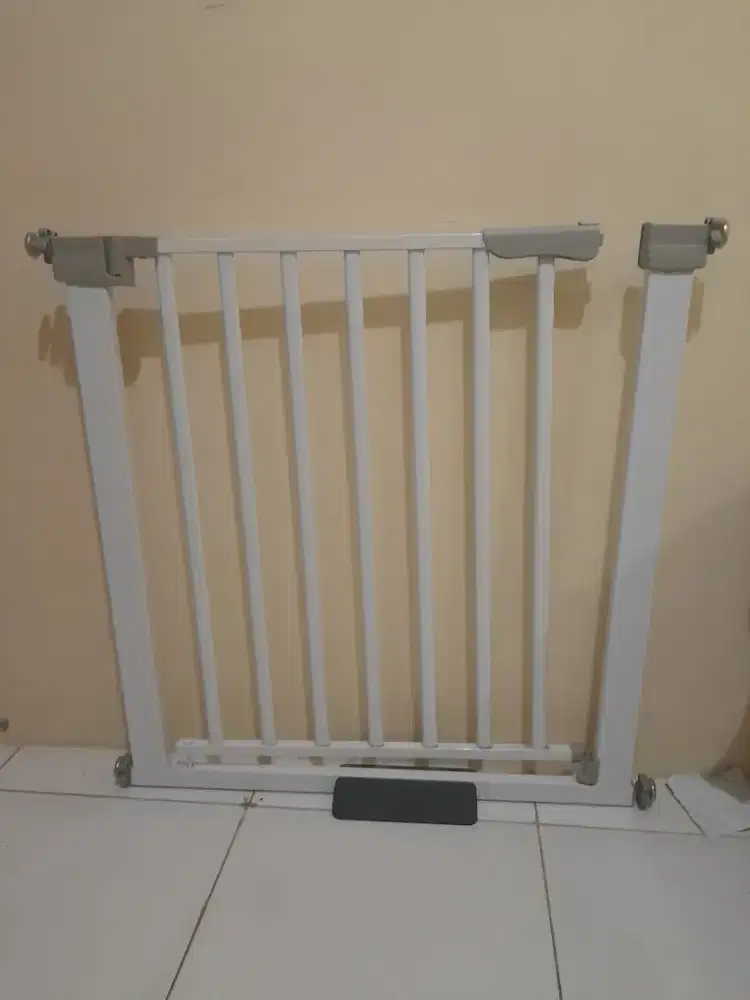 Gerbang tangga dan pintu anak