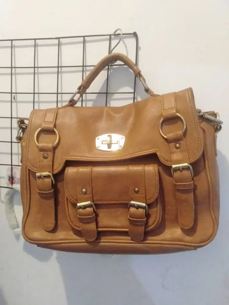 Tas selempang brandlokal