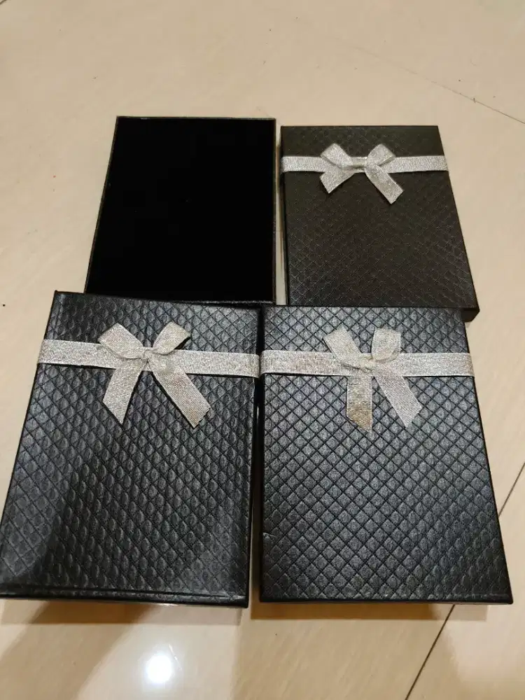 Box aksesoris Kalung +anting 1set