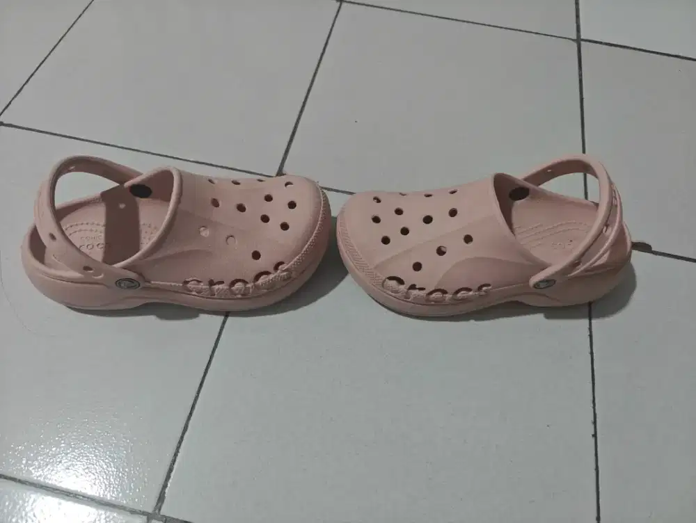 Dijual sandal crocs ori pink like new