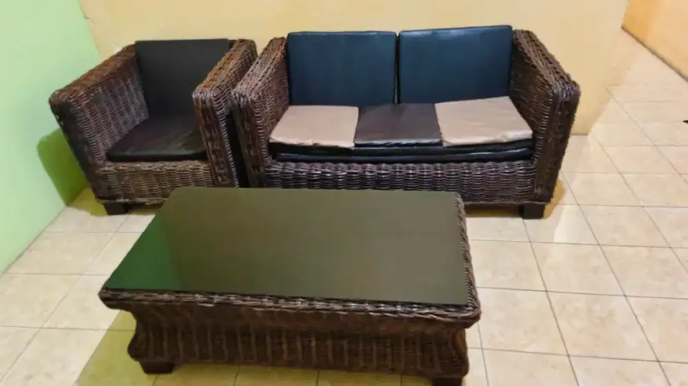 Satu set meja kursi rotan asli