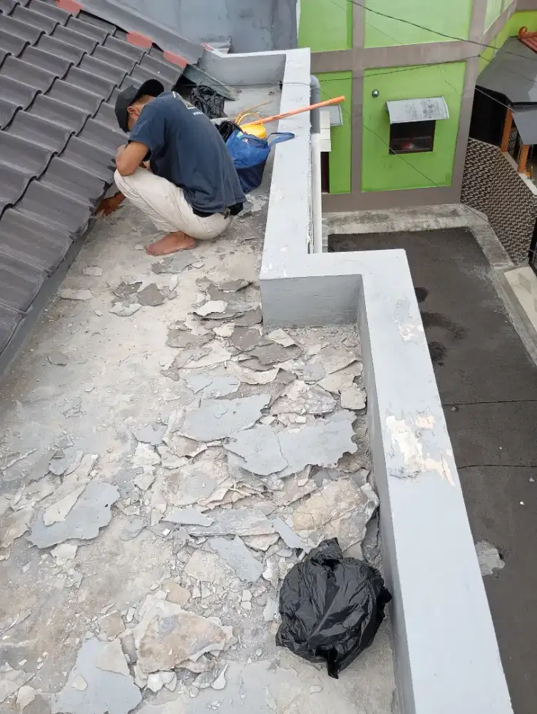 Kebocoran,. Perbaikan atap bocor/talang dll.