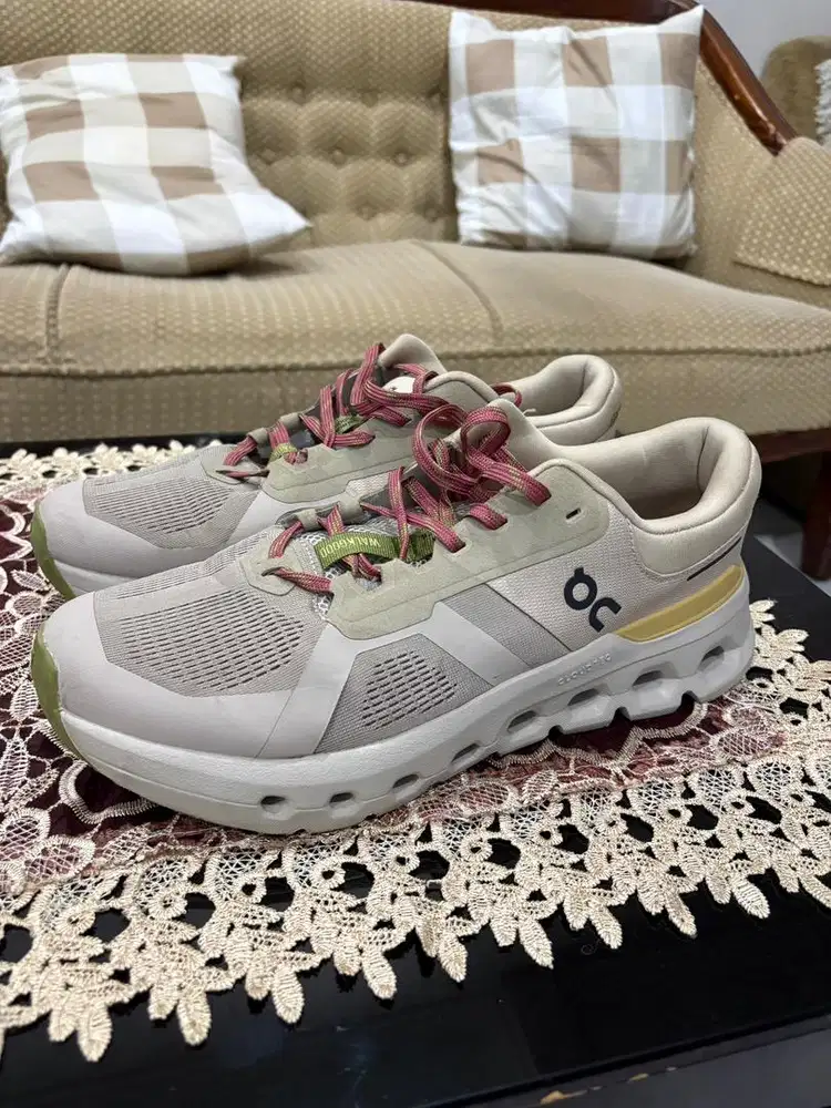 ON cloud runner LA Walkgood