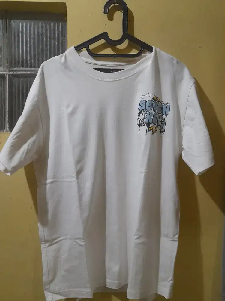 Kaos distro silk cotton size L  warna putih