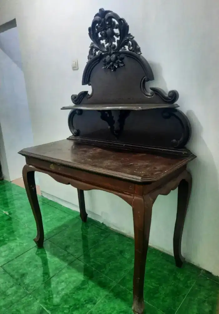 Meja Konsul Antik