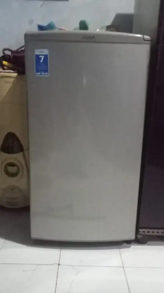 Di jual frizer bekas merek Aqua