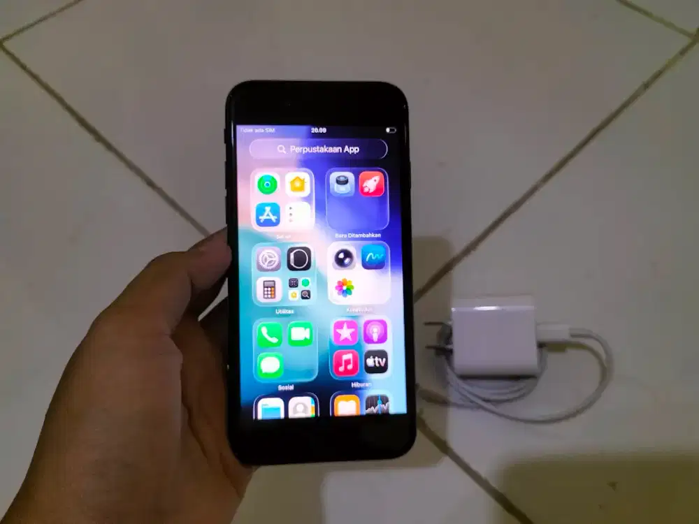 BUTUH UANG iPhone SE Gen 2 64GB Hitam ALL Operator Full Original Apple