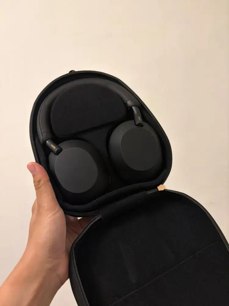 Sony WH-1000MX5 hitam