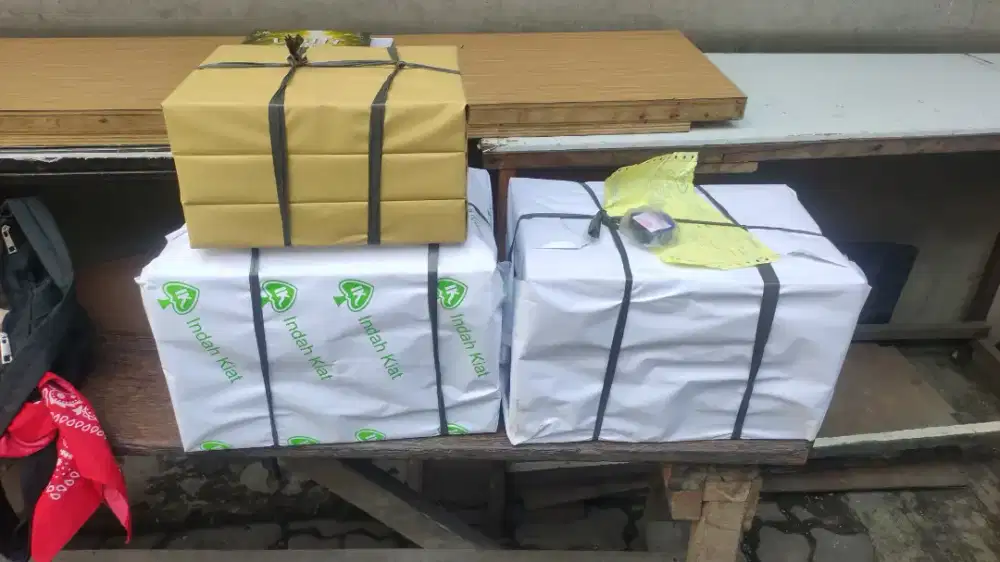 Karyawan toko percetakan
