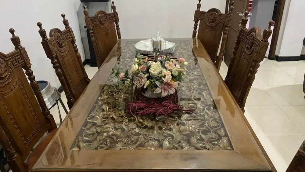 Satu set meja makan ukir jati