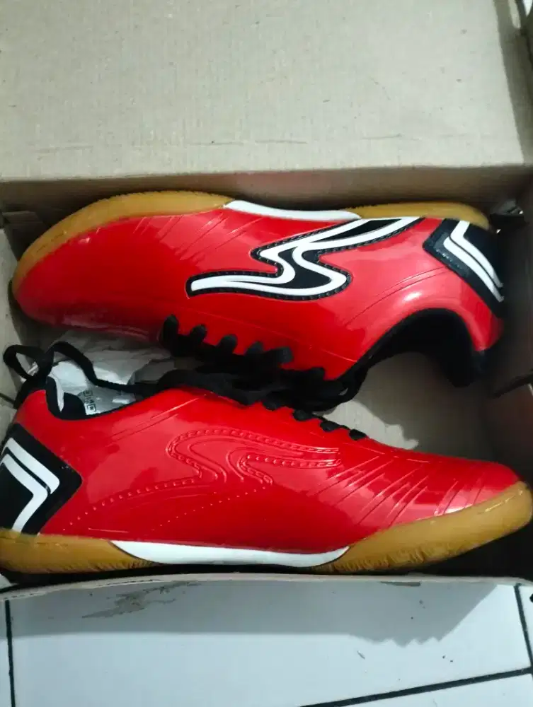 Di jual sepatu futsal masih baru
