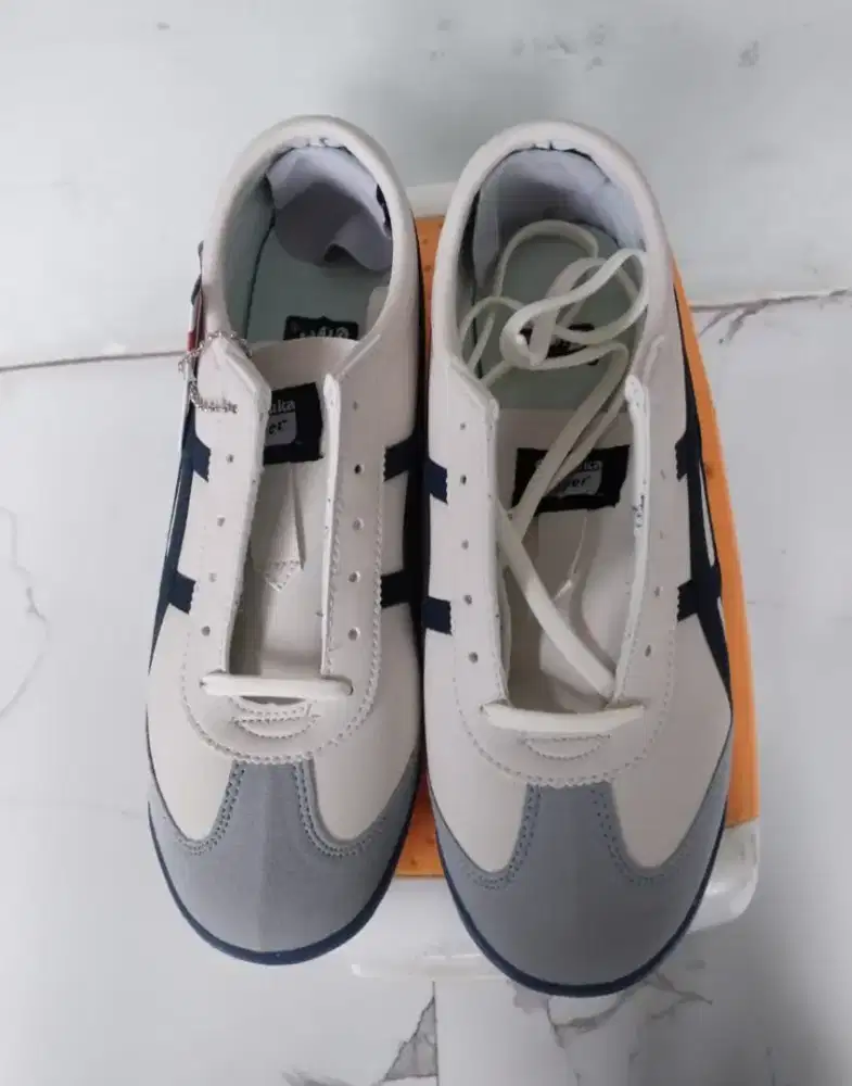 Sepatu kondisi baru