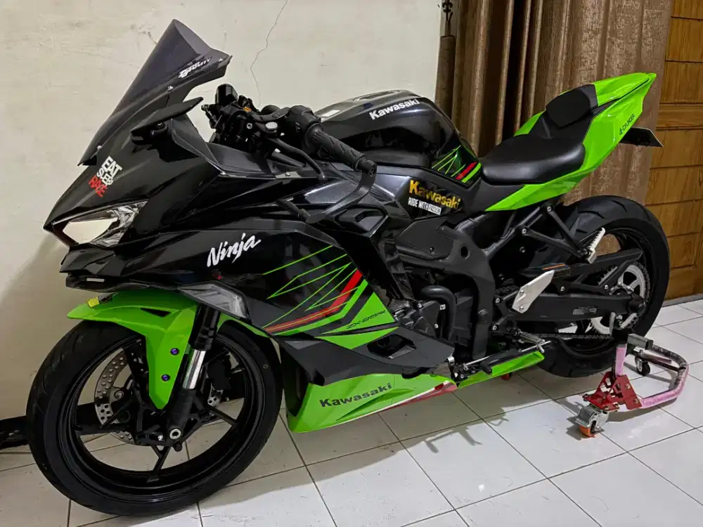 ODO 700 perak, motor pajangan ZX25R 2024 (non ABS) KTRC + Riding Mode