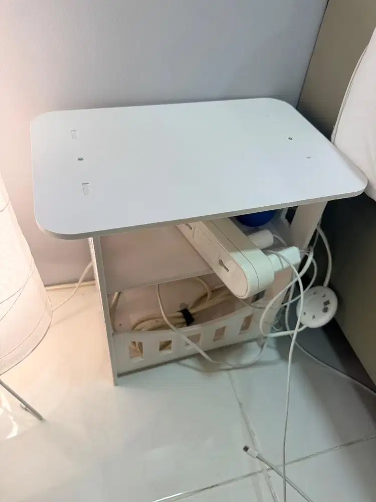 Nakas untuk di samping tempat tidur.