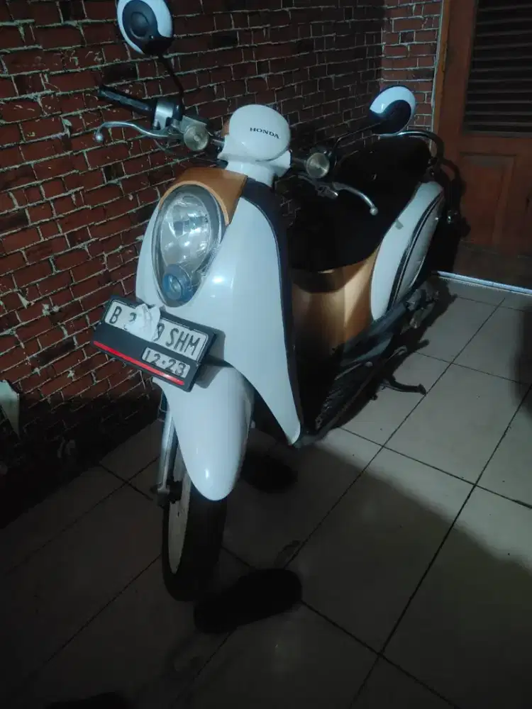 DIJUAL HONDA SCOPY TAHUN 2012 WARNA PUTIH ( BISA NEGO )