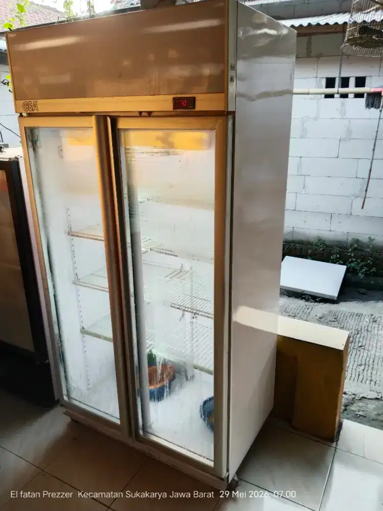 Showcase gea 2 pintu