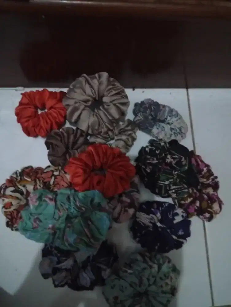 Ikat rambut wanita sruncies rayon n satin berbagai corak. Ukuran