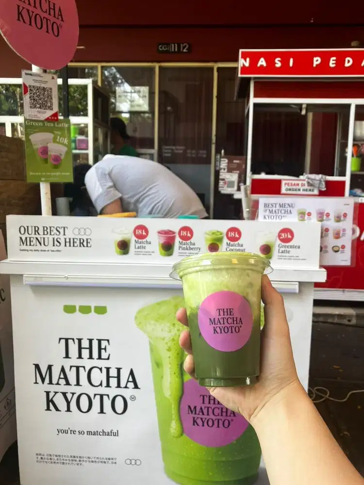 Jaga stan buat minuman