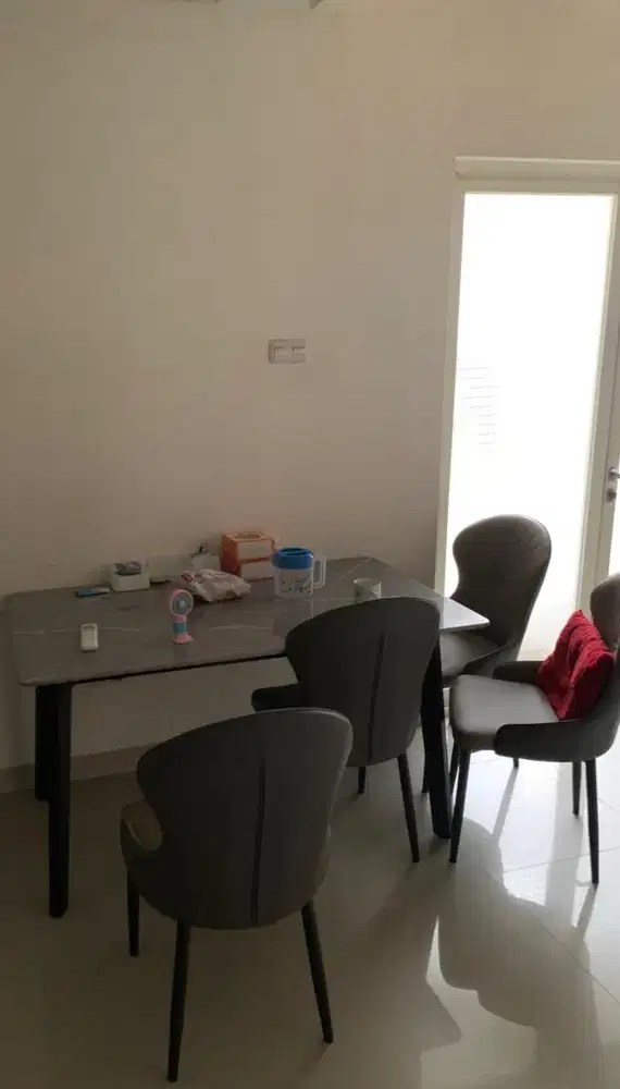 Meja makan + 4 kursi