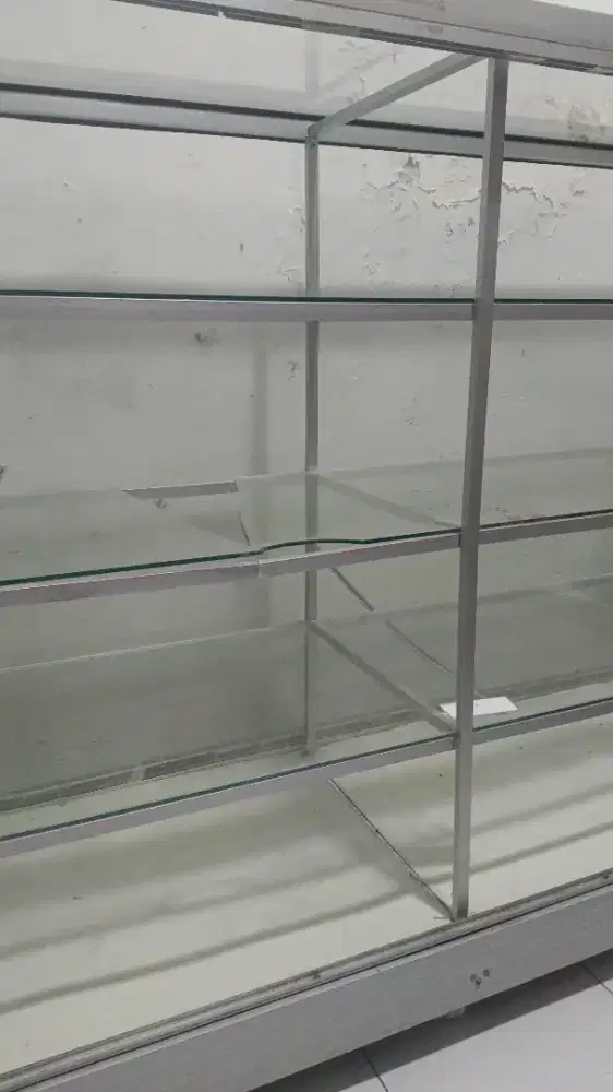 Rak etalase kaca aluminium