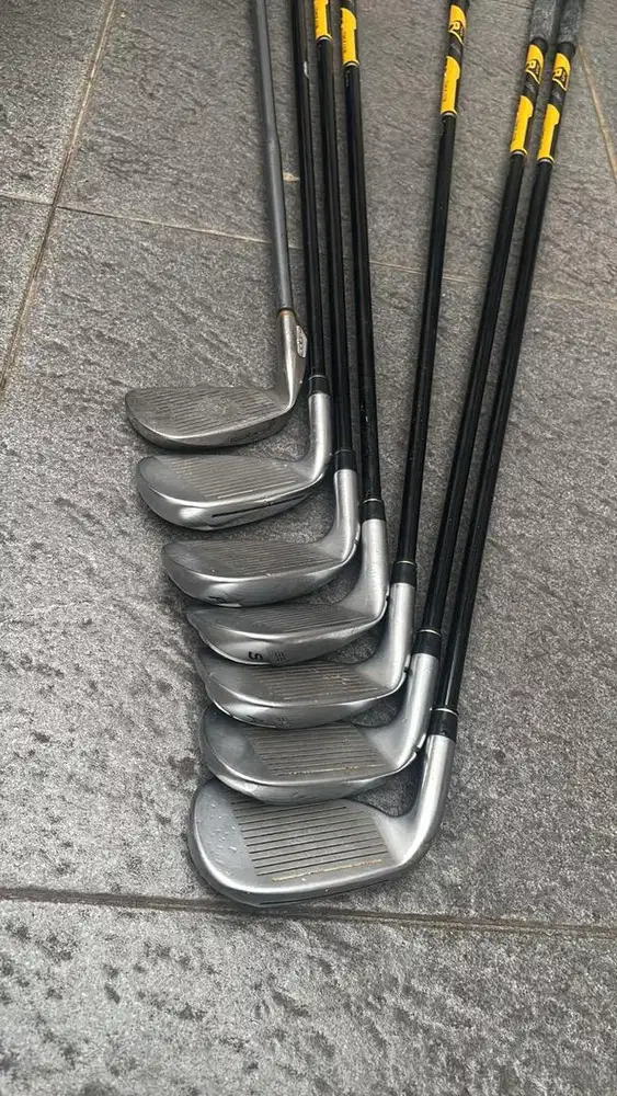 Set golf iron termasuk tas dan driver