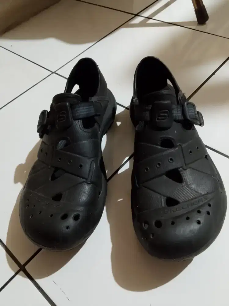 Sepatu sandal karet merk skechers second