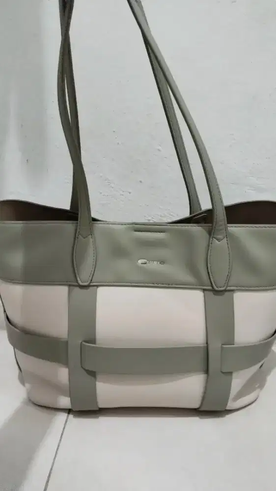 Tas kulit by. Elizabeth