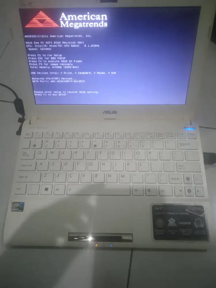 Laptop Asus putih