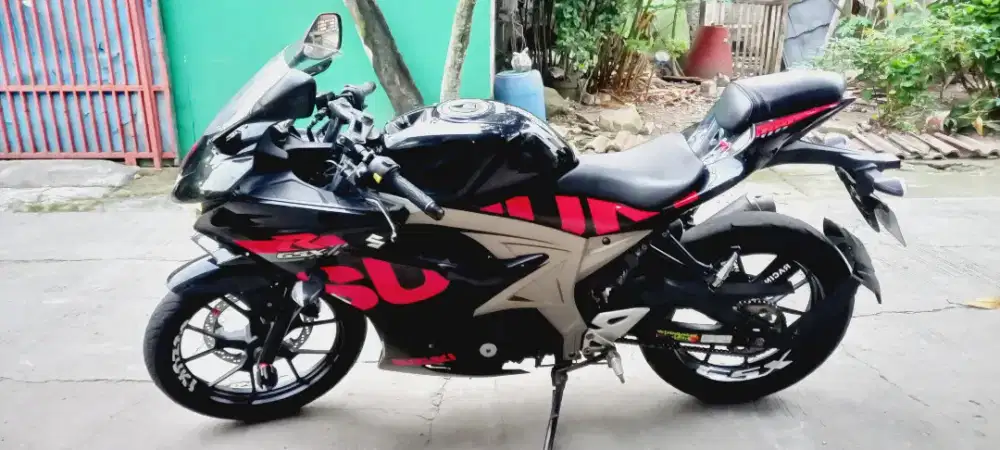 SUZUKI GSX R (PLAT AD)