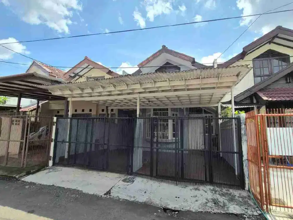 Dijual Rumah Butuh Renovasi Akses Mudah ke Jakarta Selatan, Cocok untuk  Investasi.
Lokasi Strategis dekat dengan Fasilitas Umum.