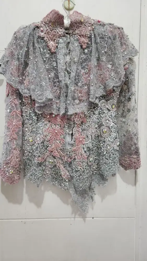 Kebaya pesta mewah