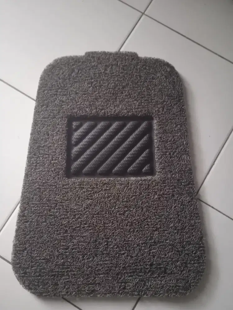Karpet lantai mobil masih bagus dan mulus