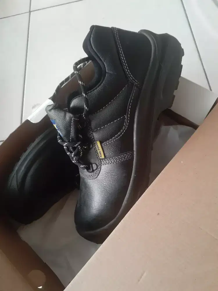 sepatu safety baru