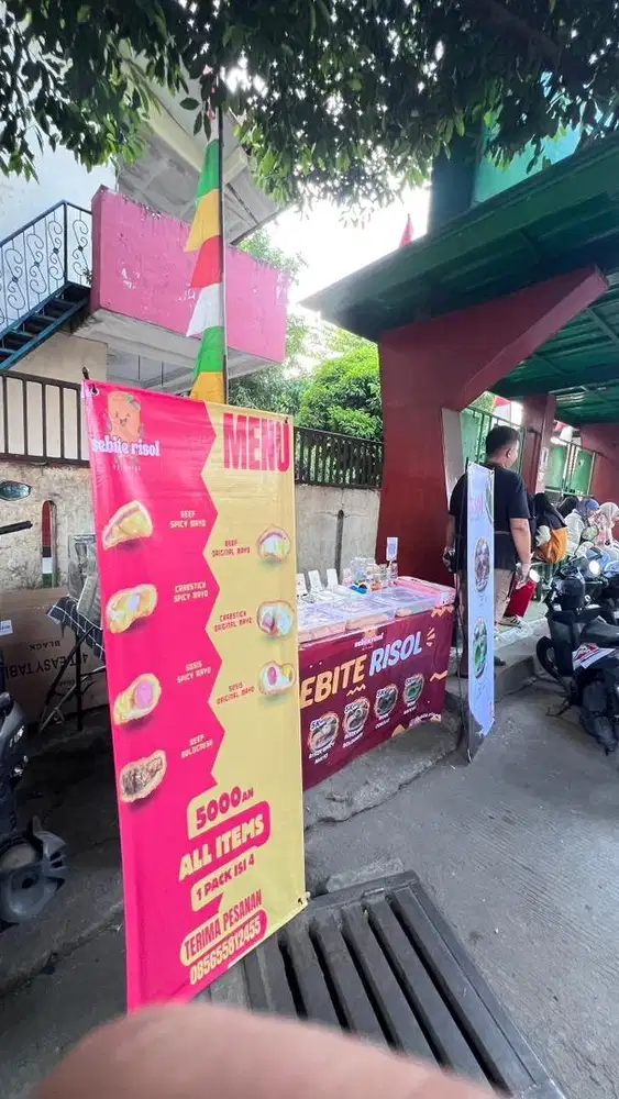 Dicari karyawan untuk jaga stand risol
