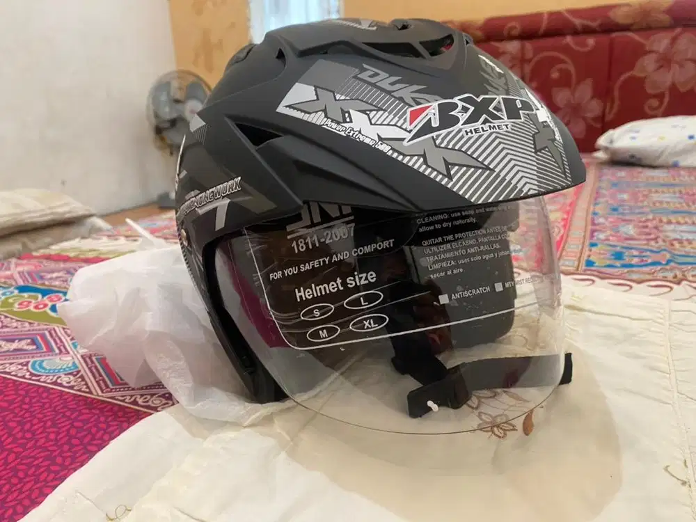 Helm baru warna hitam jual murah