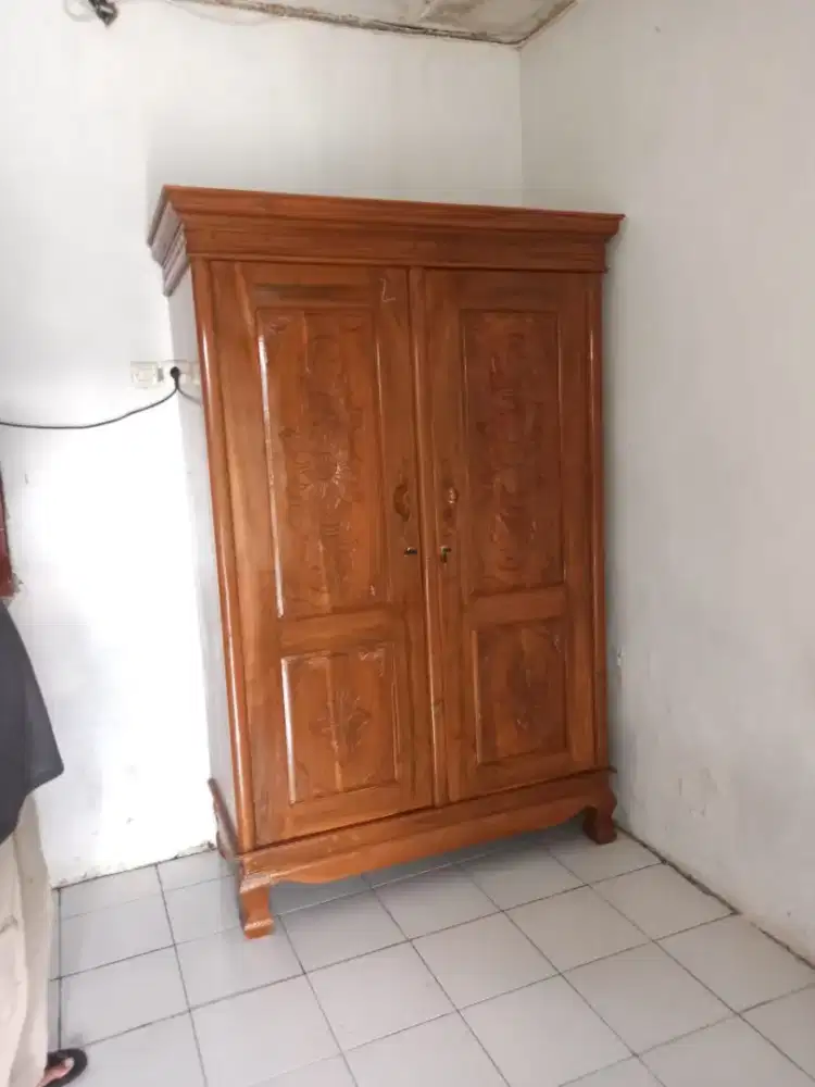 Lemari pakaian kayu jati