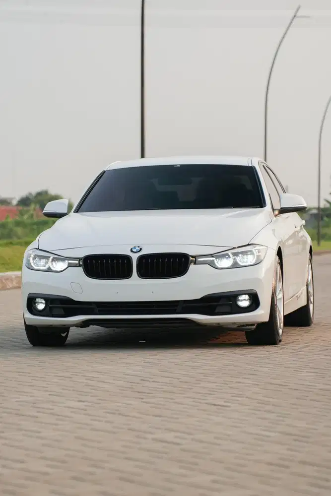 BMW 320i Sport Shadow Edition LCI 2019 F30