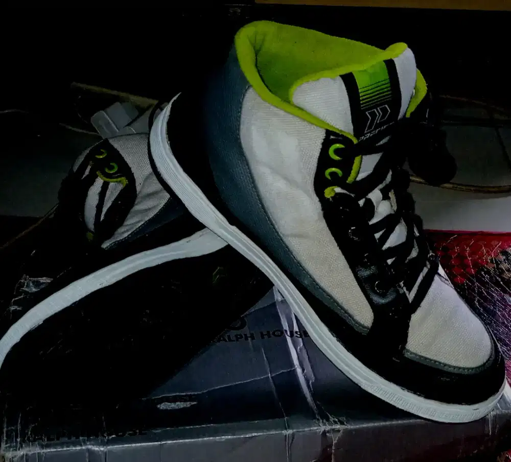 Sepatu Snekers high Precise