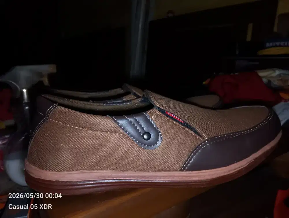Sepatu slip-on canvas premium